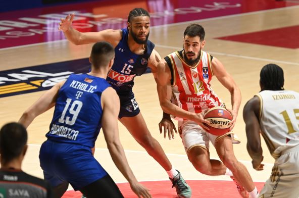 Nikola Kalinić vodi loptu protiv Budućnosti