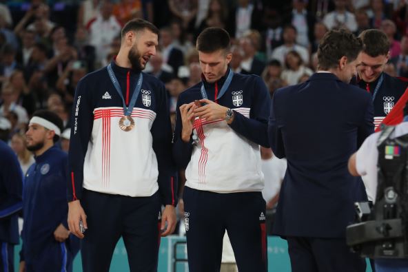 Uroš Plavšić i Filip Petrušev sa olimpijskom bronzom