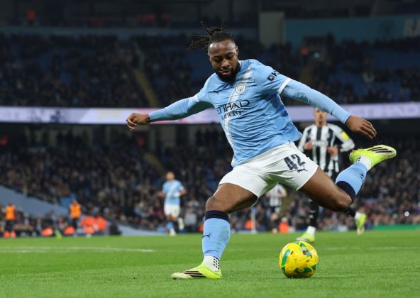 Antoan Semenjo šutira na gol u Mančester sitiju