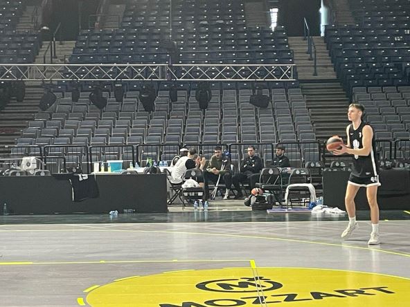 Vanja Marinković sa štakama (2).jpg
