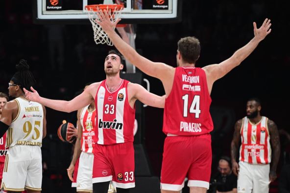 Nikola Milutinov i Saša Vezenkov na meču Zvezde i Olimpijakosa