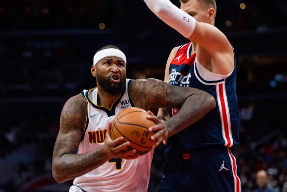 Demarkus Kazins u duelu protiv Kristapsa Porzingisa na Denver Vašington