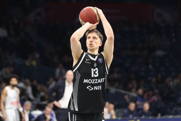 Aleksa Radanov šutira na koš u Partizanu