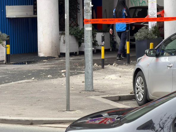 Otpala fasada u centru grada, policija i komunalci na terenu (2).jpg