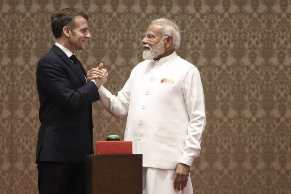 Emanuel Makron i Narendra Modi (2).jpg