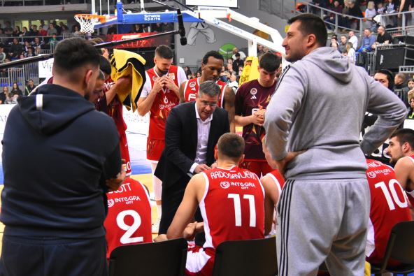 Tam-aut FMP-a koji drži trener Saša Nikitović