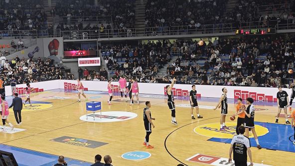 Ekipe se zagrevaju (2).jpg