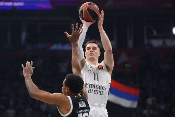 Mario Hezonja šutira trojku preko Sterlinga Brauna