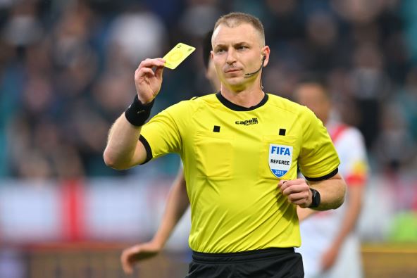 Pavle Ilić sudija pokazuje žuti karton na utakmici