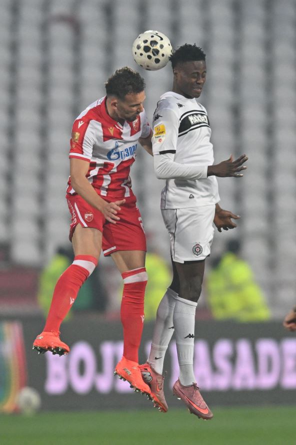 Demba Sek i Strahinja Eraković u duelu na derbiju Zvezad Partizan