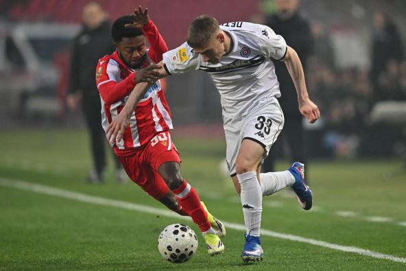 Bek Partizana Stefan Petrović u prodoru na derbiju protiv Zvezde