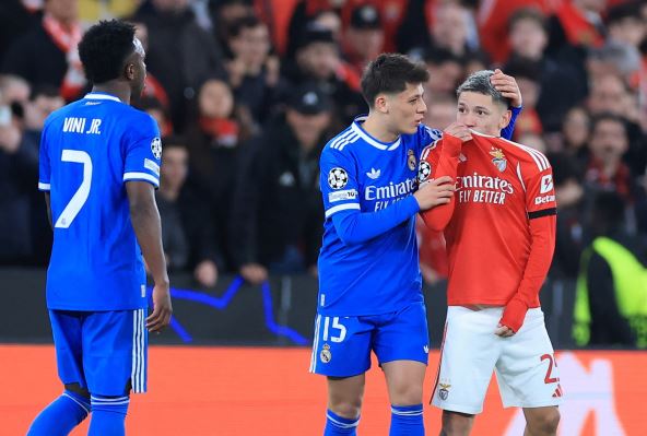 Đanluka Prestijani na utakmici Real Madrida i Benfike dok se obraća Vinisijusu