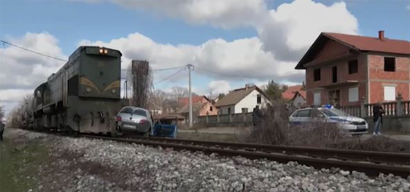 Voz udario u automobil na pružnom prelazu u Požarevcu (2).jpg