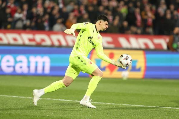 Mateuš Magaljaeš ispucava loptu.