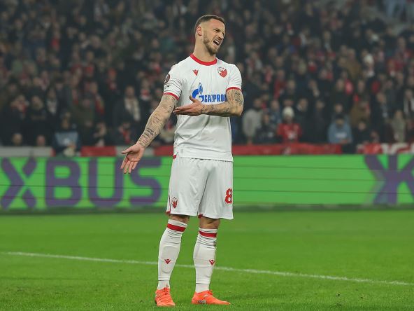 Marko Arnautović širi rukama.