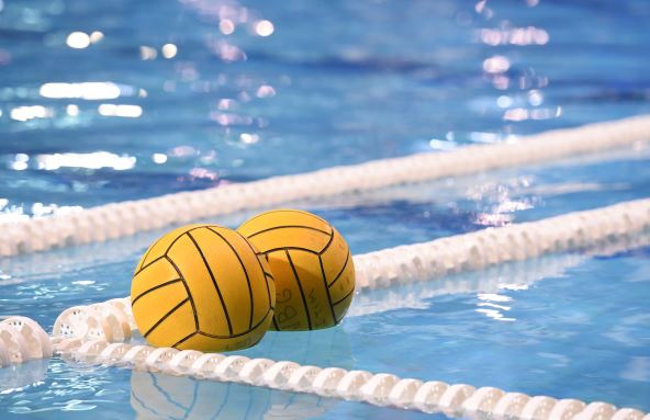 Vaterpolo lopta u bazenu.