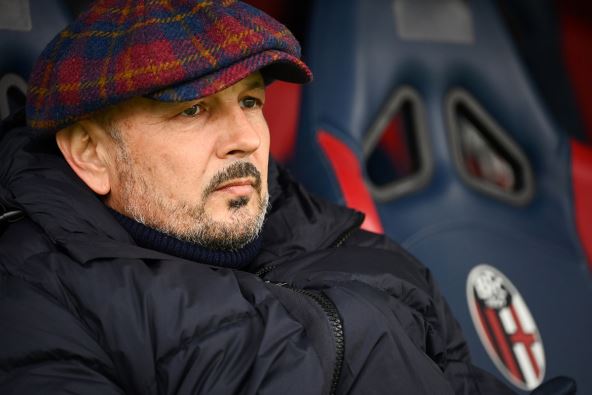 Siniša Mihajlović sedi na klupi Bolonje.