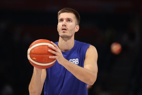 Filip Petrušev u majici Srbije.