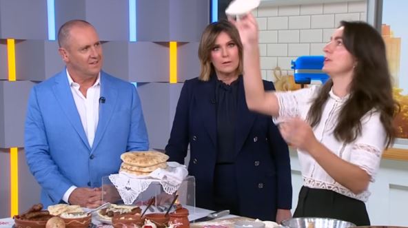 Snežana Čalić baca testo za lepinju uvis