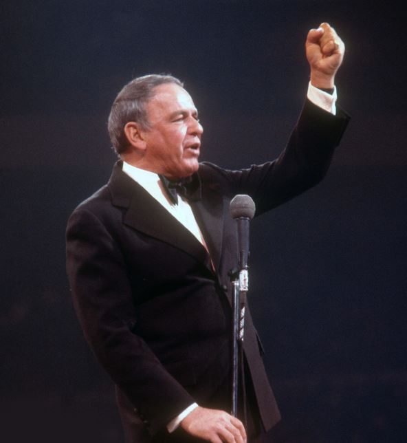Frenk Sinatra peva na koncertu