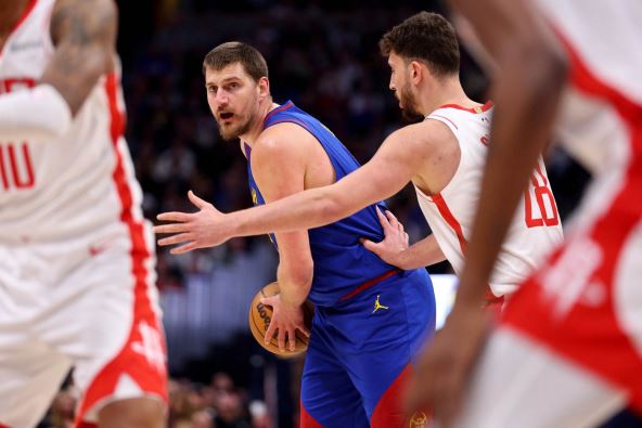 Nikola Jokić i Alperen Šengun na meču Denvera i Hjustona