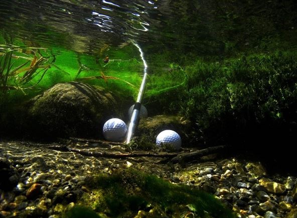 Dve golf loptice na dnu jezera