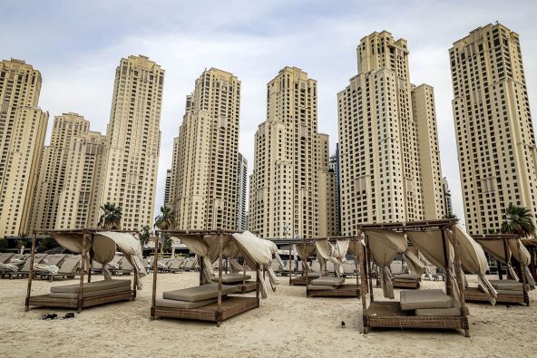 Prazne ležaljke na plažama u Dubaiju