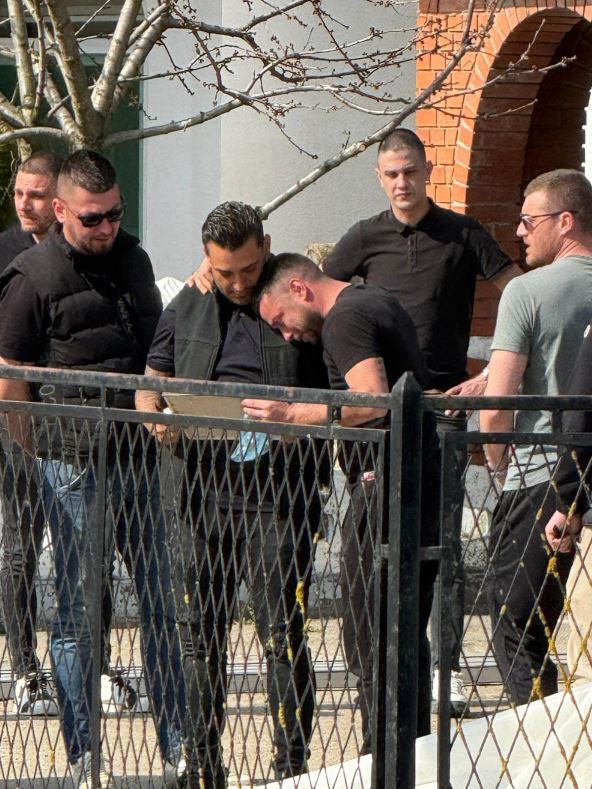 Porodicni prijatelj ljubi Draganovu umrlicu u jeca Potresne scene u domu Lazica u Brestacu (2).jpg