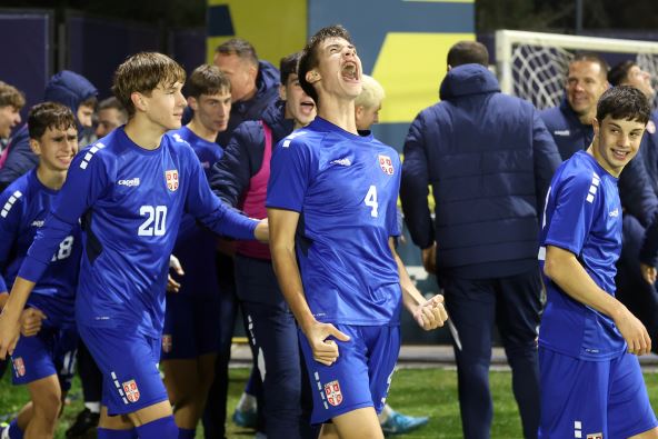 Dragan Anokić slavi gol u dresu Srbije.