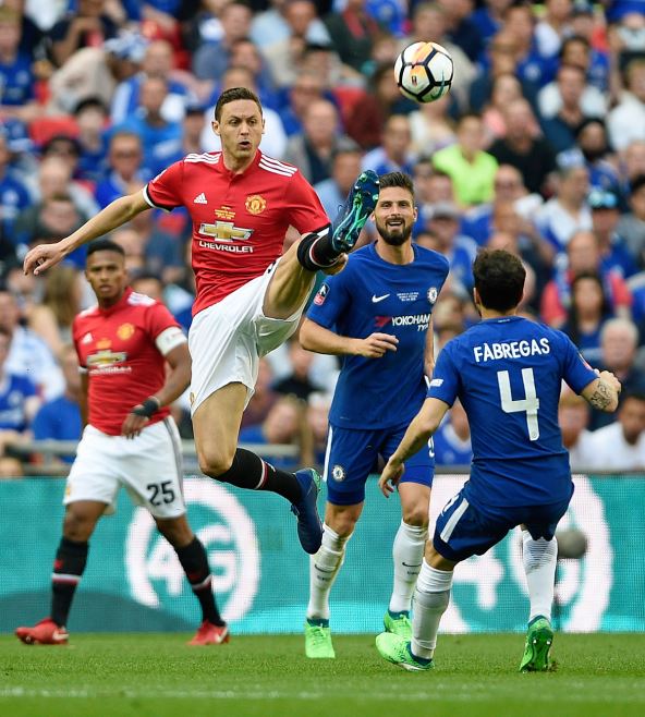 Nemanja Matić kupi loptu ispred Seska Fabregasa