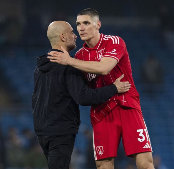 Nikola Milenković se pozdravlja sa Pepom Gvardiolom posle utakmice Notingem Foresta i Mančester sitija