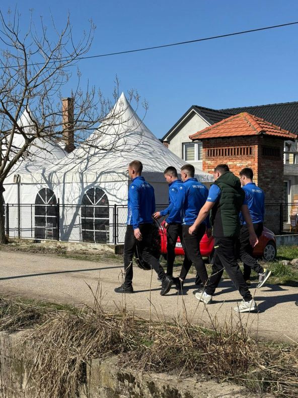 Igraci Fk Brestac dosli da isprate brata Darka Lazica (1).jpg