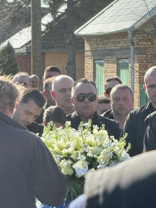Darko Lazic tokom opela (2).jpg