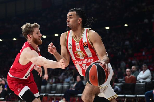 Džordan Nvora i Tomas Vokap iz Olimpijakosa u duelu