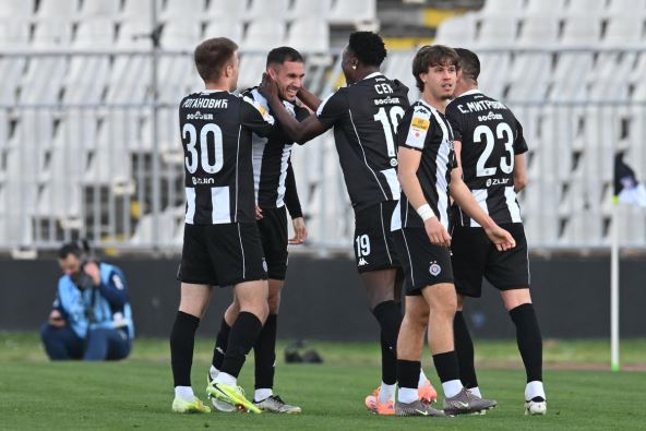 Vukašin Đurđević slavi gol za Partizan sa saigračima u Partizanu