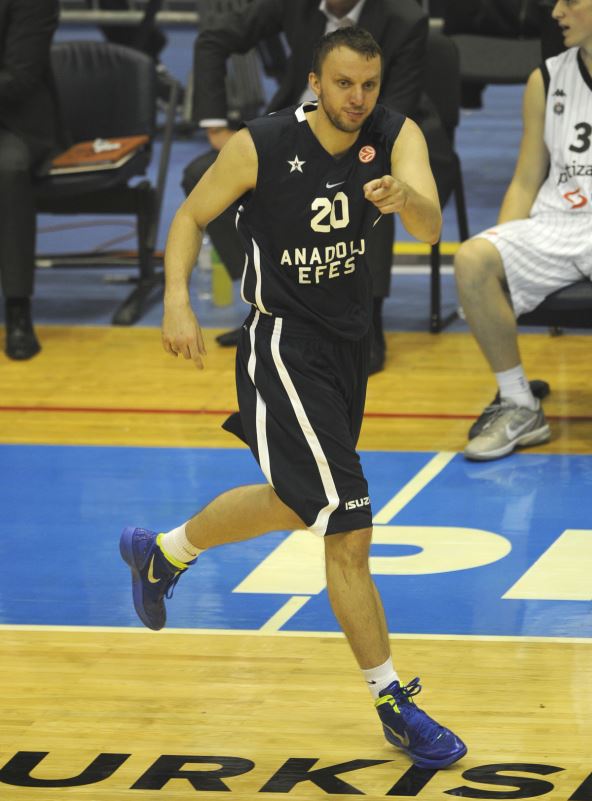 Duško Savanović u dresu Anadolu Efesa na utakmici protiv Partizana