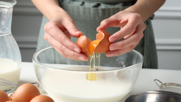 Razbijanje jaja u činiju