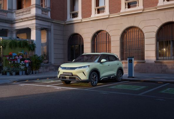 05、Green_Lifestyle_Left Front 45°_Outside_download_JPG_5000PX_RGB copy.jpg