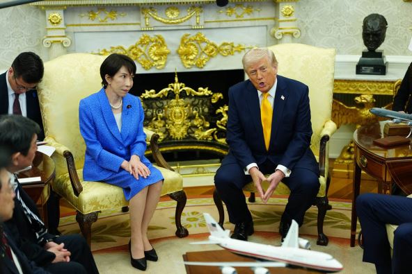 Donald Tramp i Sane Takaiči (1).jpg
