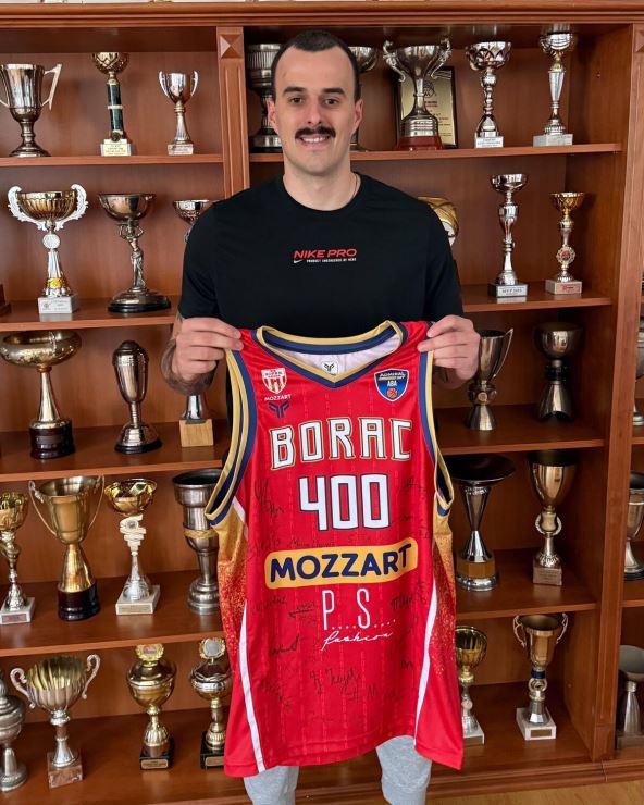 Uroš Čarapić sa počasnim dresom posle 400. utakmice u dresu Borca iz Čačka