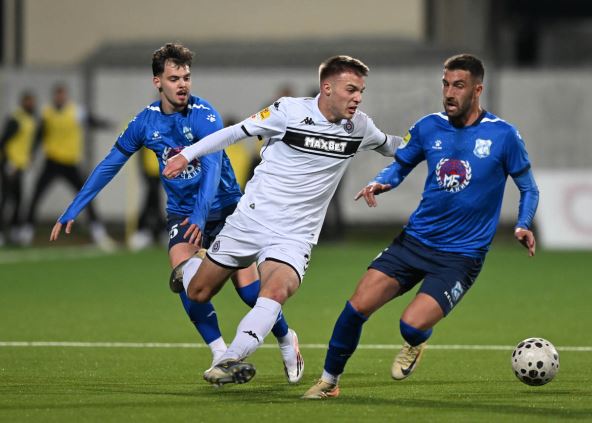 Borba fudbalera Partizana i Mladosti na utakmici u Lučanima