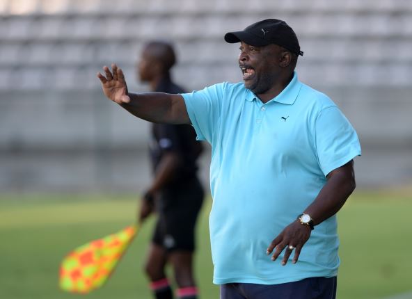 Džomo Sono daje instrukcije svom timu