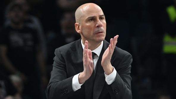 Đoan Penjaroja aplaudira u odelu.