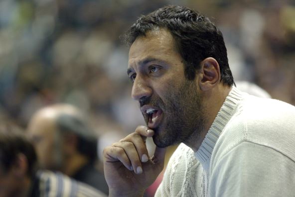 Vlade Divac u beloj rolci na utakmici se drži za bradu.