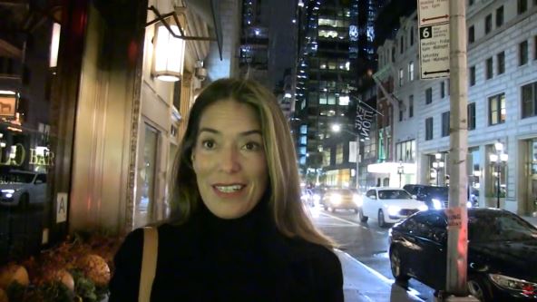 Advokatica za razvode Lora Vaser daje intervju na ulici