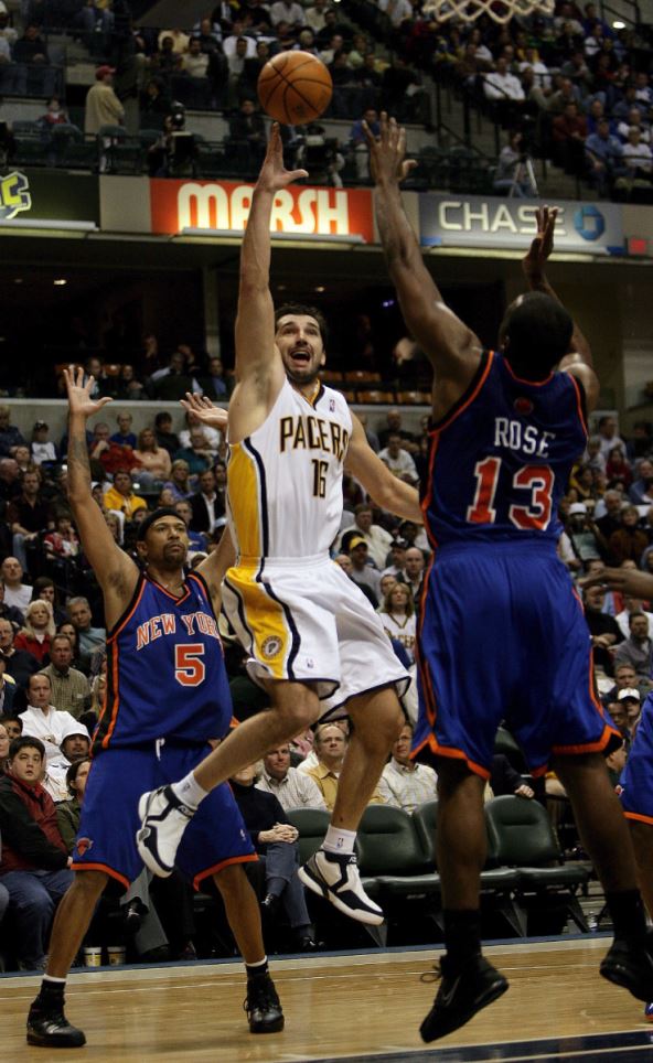 Predrag Stojaković u prodoru ispred Džejlena Rouza na utakmici Indijane i Njujork Niksa.jpg