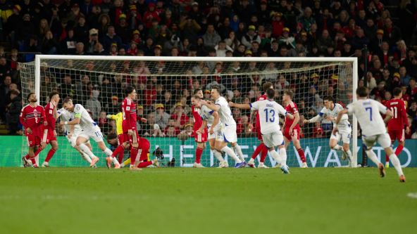 Edin Džeko slavi pobedu BiH protiv Velsa u baražu za Svetsko prvenstvo