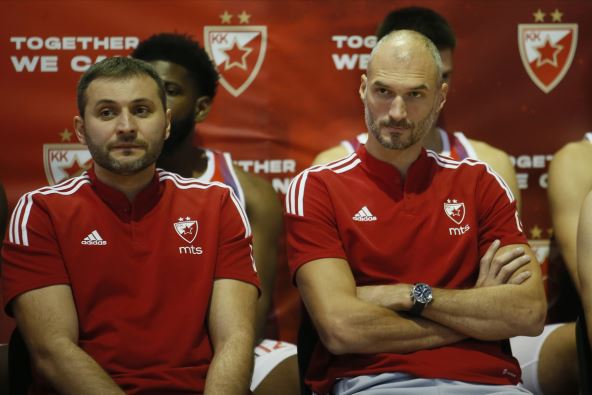 Marko Simonović u crvenoj majici kraj Vlade Jovanovića.