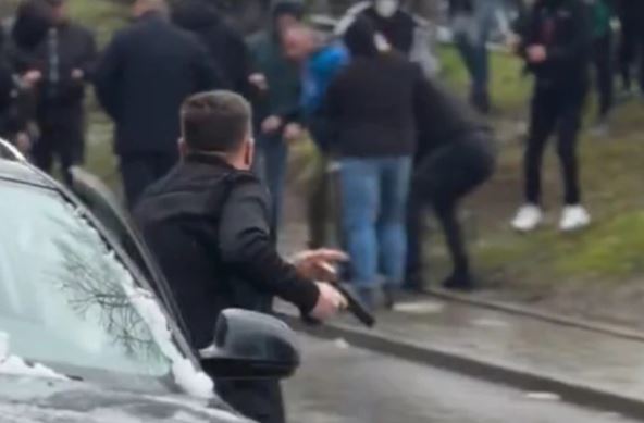 Čovek sa pištoljem na lokalnim izborima u Bajinoj Bašti.jpg