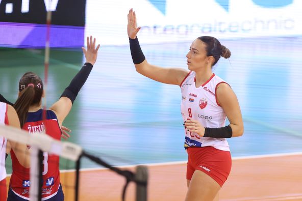 Nikolina Lukić odbojkašica Zvezde se pozdravlja sa saigračicom
